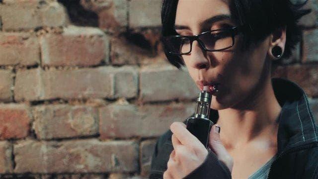 E-cigaretta practical guide on how to use an e cigarette safely and enhance your vaping experience