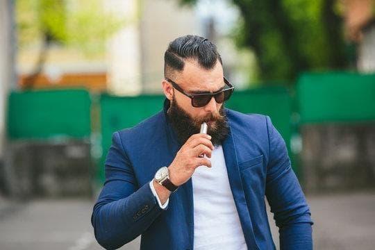 Einweg E-Zigaretten guide for curious vapers as we ask is e-cigarette safer than cigarettes and summarize the latest evidence